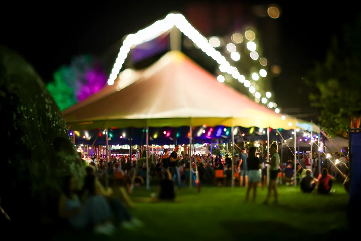 Keine Märchenwelt, sondern nur ein Openair: Seit zehn Jahren gibt es das H2U schon. Ein offenes Zelt mit vielen Lichtern lädt abends zum Verweilen ein.